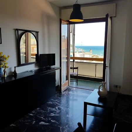 Seaview Rapallo's Heart Skyline アパート